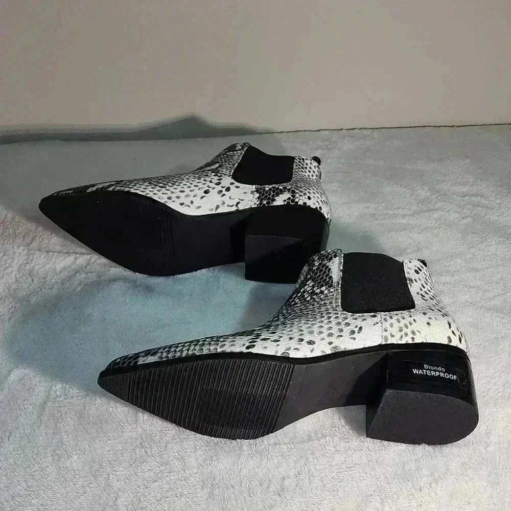 BLONDO Snakeskin white and black booties NWOB